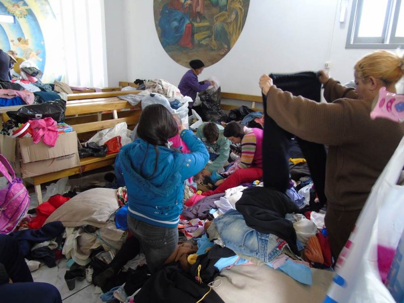 Comunidade carente recebe doação de roupas da Casa-Lar — foto 7