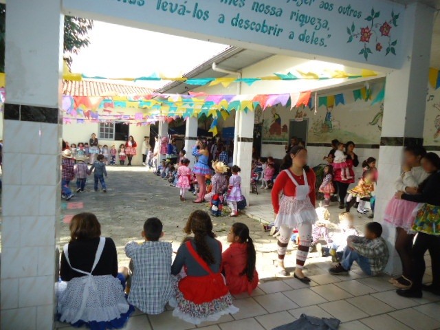 Arraial alegra crianças e adolescentes da Casa-Lar — foto 36