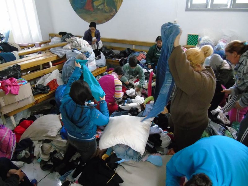 Comunidade carente recebe doação de roupas da Casa-Lar — foto 9