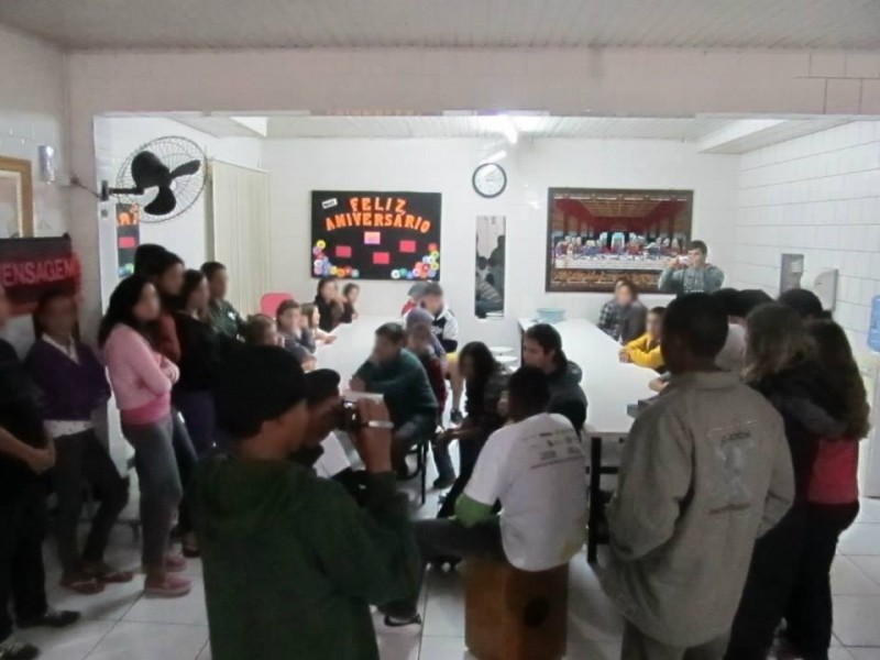 Integrantes da oficina de Ética e Cidadania da Casa da Fraternidade visitam a Casa-Lar — foto 2