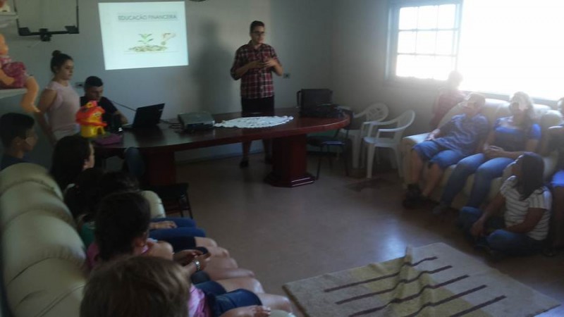 Acadêmicos realizam projeto solidário na Casa-Lar — foto 10