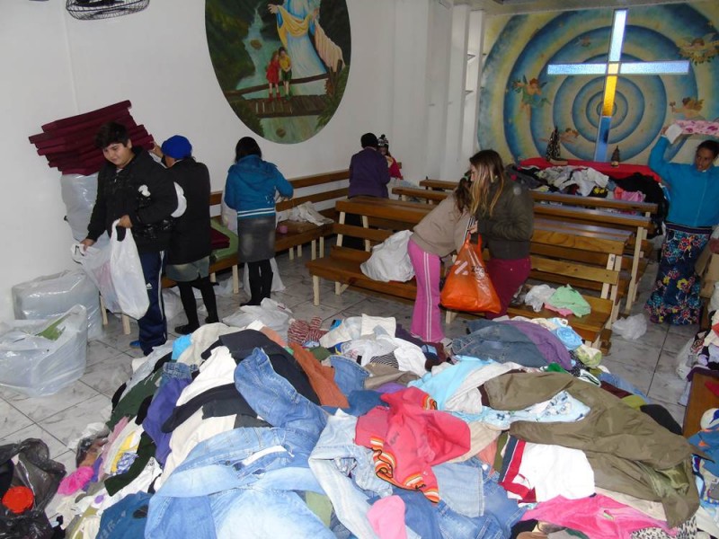 Comunidade carente recebe doação de roupas da Casa-Lar — foto 2