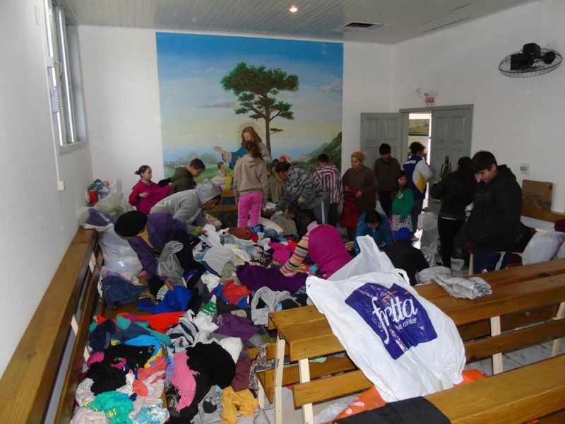 Comunidade carente recebe doação de roupas da Casa-Lar — foto 3