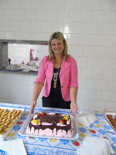 Coordenadora da Casa-Lar ganha festa surpresa