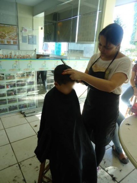 Cabeleireira realiza trabalho voluntário na Casa-Lar — foto 3