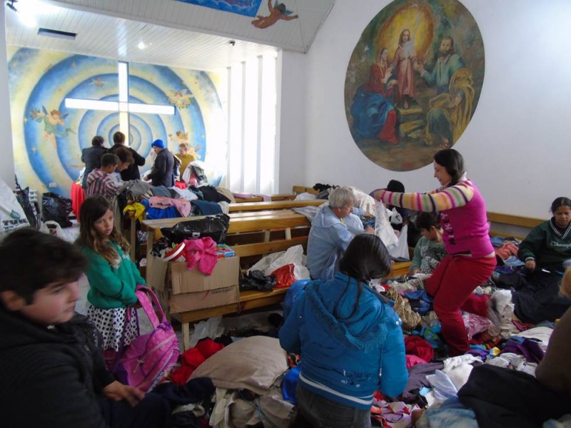 Comunidade carente recebe doação de roupas da Casa-Lar — foto 8