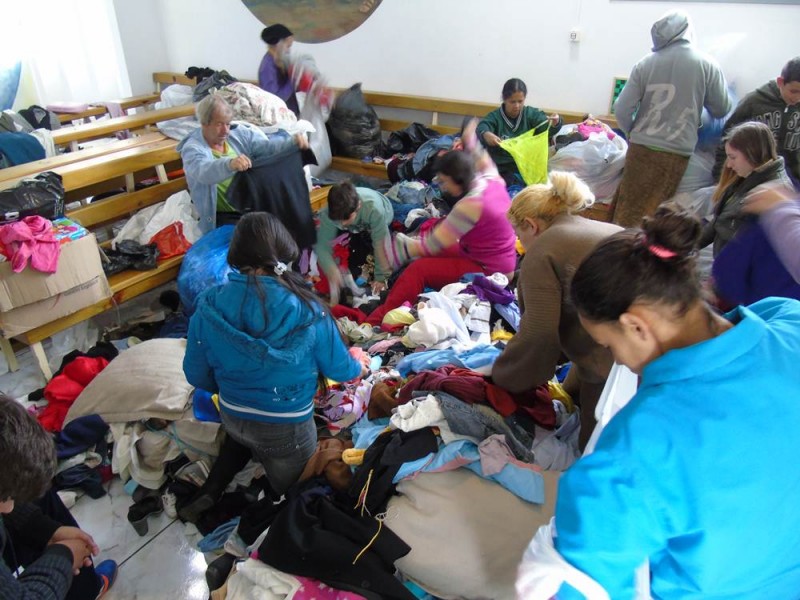 Comunidade carente recebe doação de roupas da Casa-Lar — foto 6