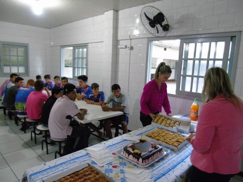 Coordenadora da Casa-Lar ganha festa surpresa — foto 3