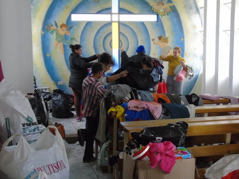 Comunidade carente recebe doação de roupas da Casa-Lar — foto 4