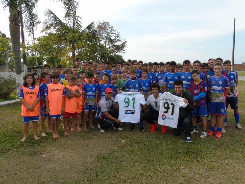 Atleta que iniciou na Casa Lar presenteia entidade