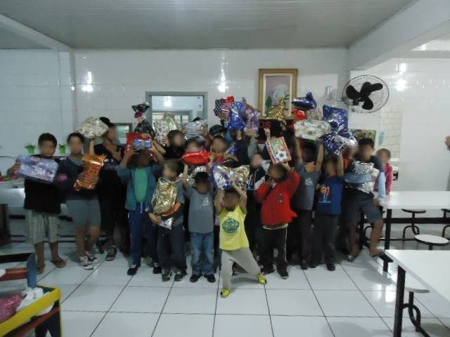 Senhora completa 80 anos e doa presentes a Casa-Lar