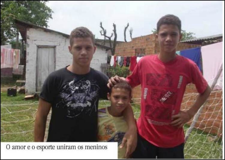 O amor de uma família e o futebol mudaram a história de três jovens