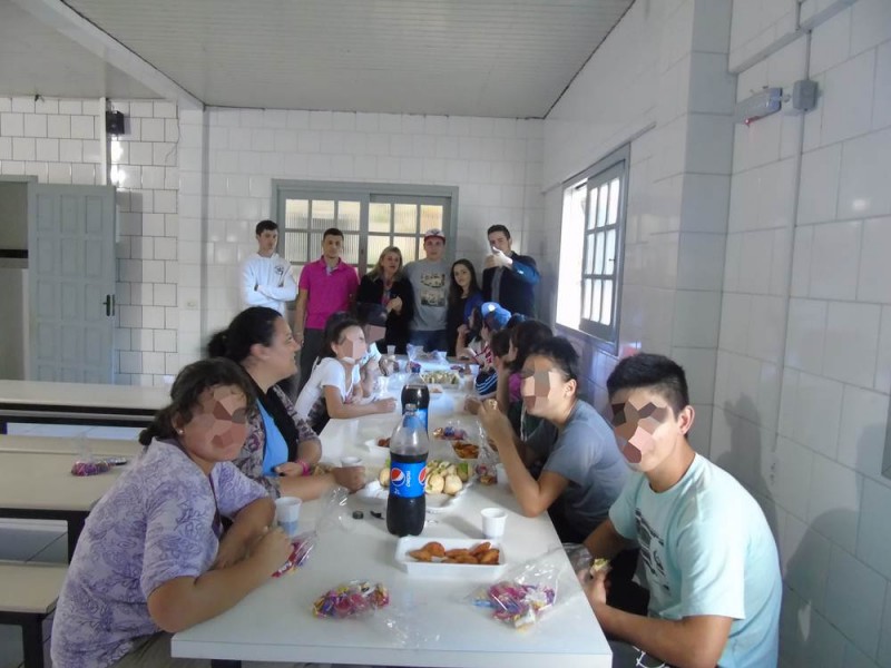 Acadêmicos realizam projeto solidário na Casa-Lar — foto 8