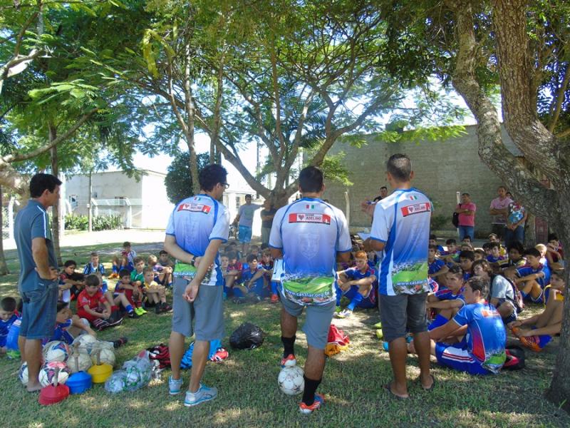 Escola de Futebol da Casa-Lar reinicia atividades